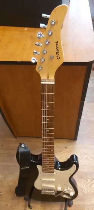 Vând chitara electrica nouă  C. Giant și amplificator