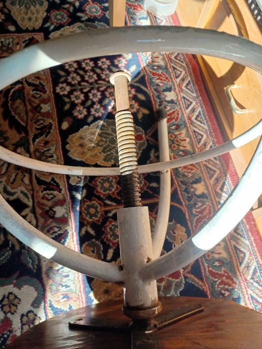 Използван но запазен масивен индустриален стол на винт