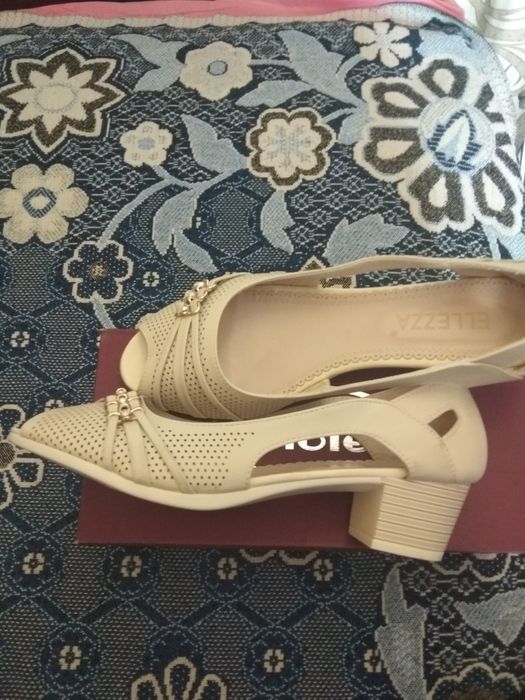 Продаю босоножки новые.