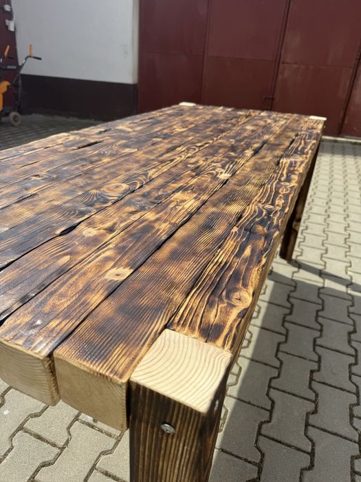 Vând masă din lemn masiv, realizată manual, cu design rustic autentic.