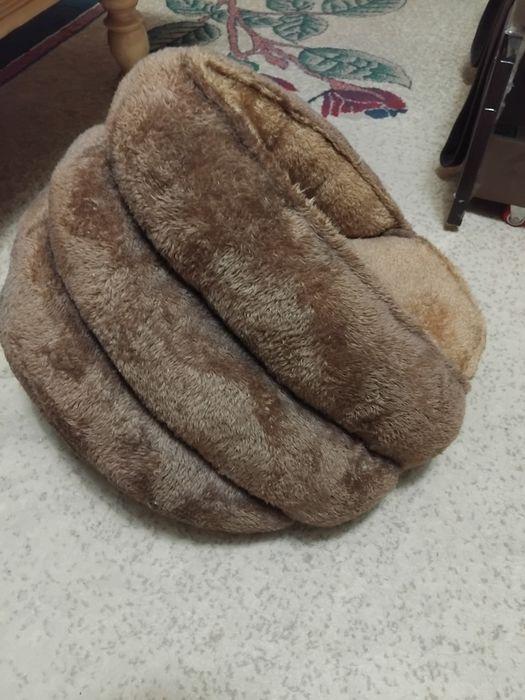 Лежанка и игрушка для кошек