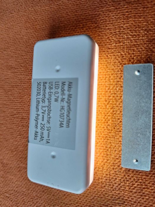 Lampa led cu senzor de miscare, cu acumulator fixare cu magnet