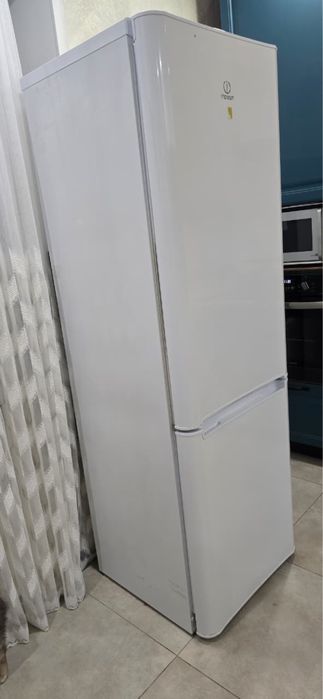 Продам холодильник Indesit