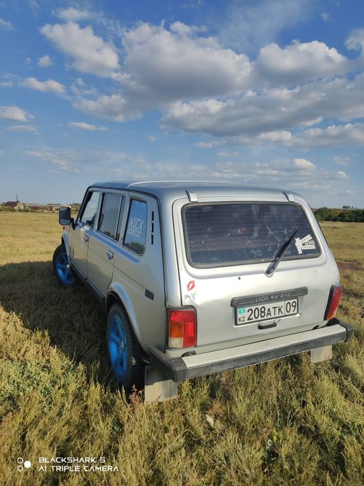 Продам ниву (5 дверная)