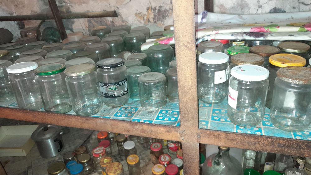 Здрави буркани с капачки