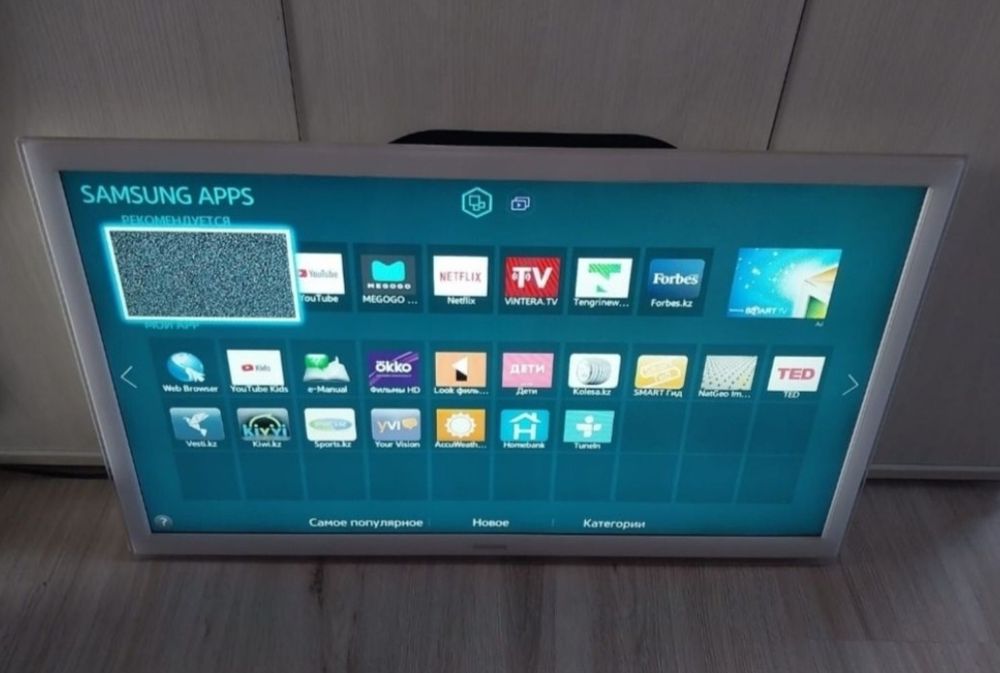 Смарт телевизор Samsung 81см белый. С кронштейном.