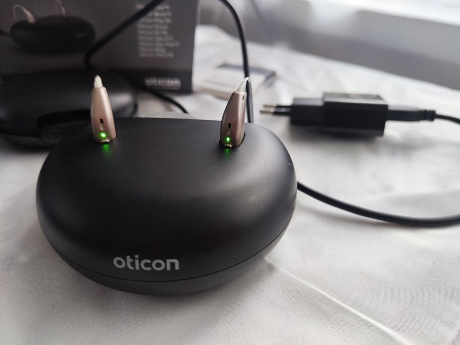 Слухови апарати със зарядна станция  Oticon Zircon 1