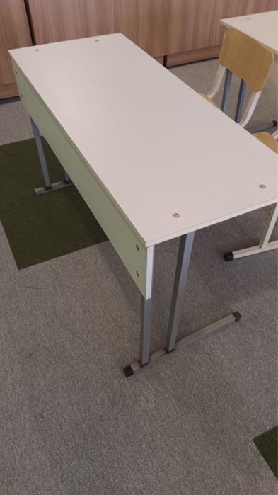 Школьные парты со стульями