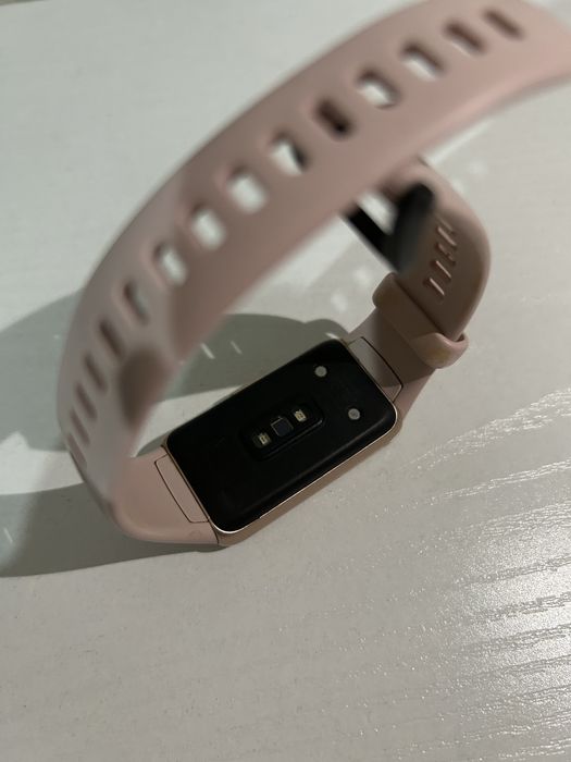 Продам смарт часы huawei band 6