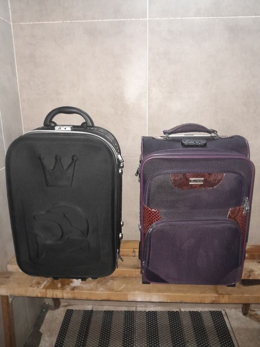 Чемоданы средние 7 тысяч.
