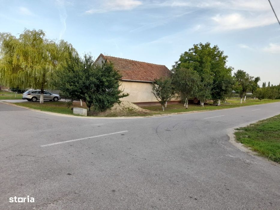 Casă cu 4 camere și curte spațioasă