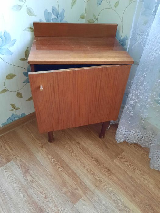 Продам тумбочку прикраватную.