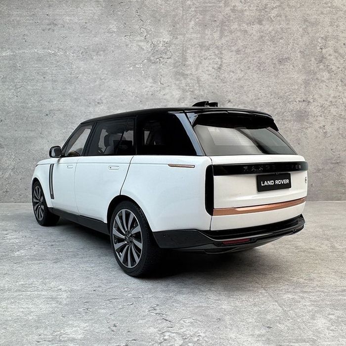 Range  Rover  autobiography 1:18 modeli kichratilgan varianti.