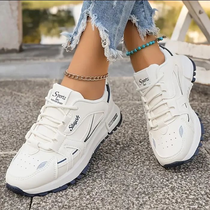 Женские кроссовки