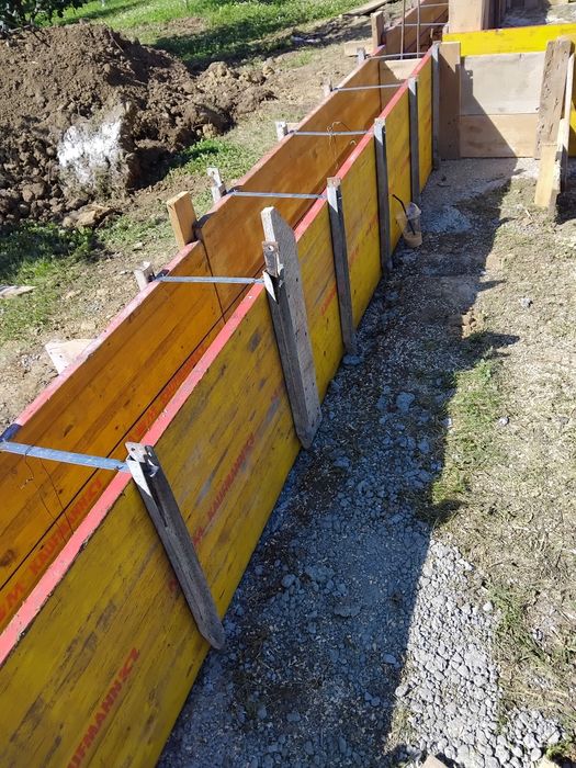 Echipa de construcții, case la roșu