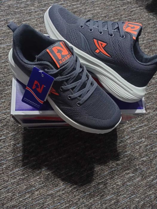 Pantofi sport supper ușori