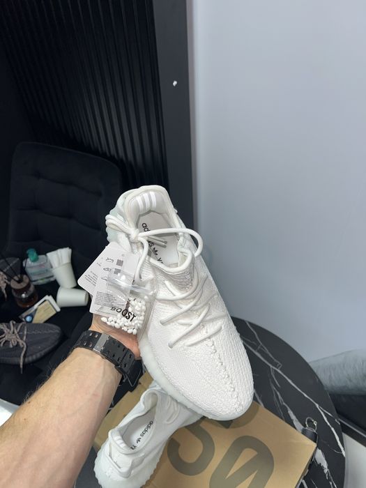 Vând Adidas YEEZY BOOST 350 V2 - Triple White si Static Black