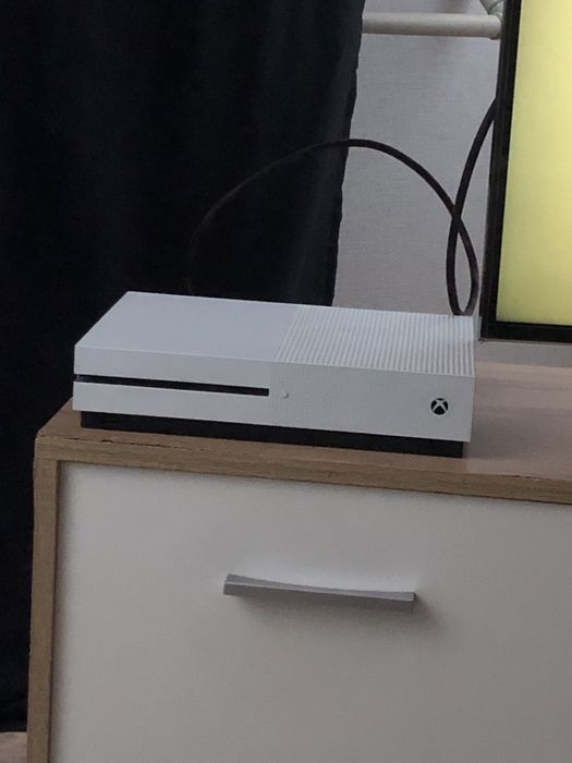 Продам xbox one s 1tb