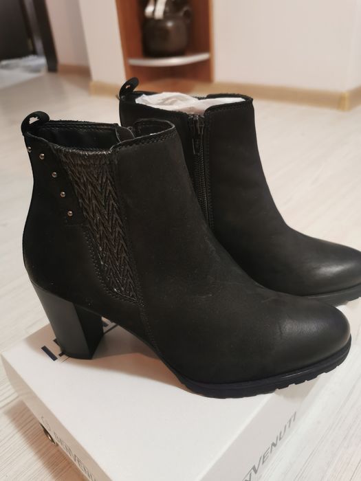 Botine noi din piele întoarsă, marca Benvenuti, marimea 37