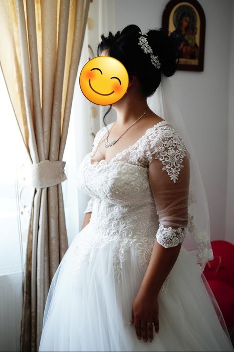 Vând Rochie de Mireasa + Voal,Crinolină și Saculeț