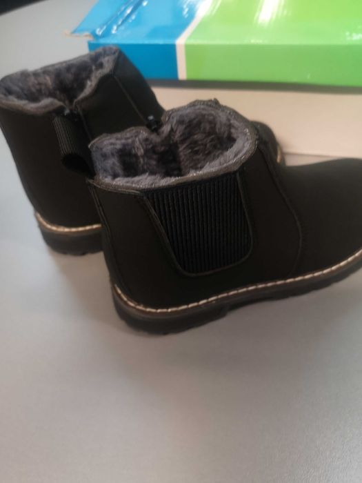 Нови зимни черни детски ботуши с топла подплата. Номер 32/33