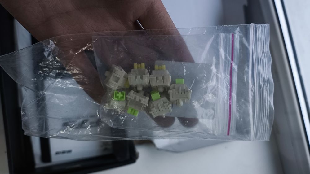 продам клавиатуру aula f75