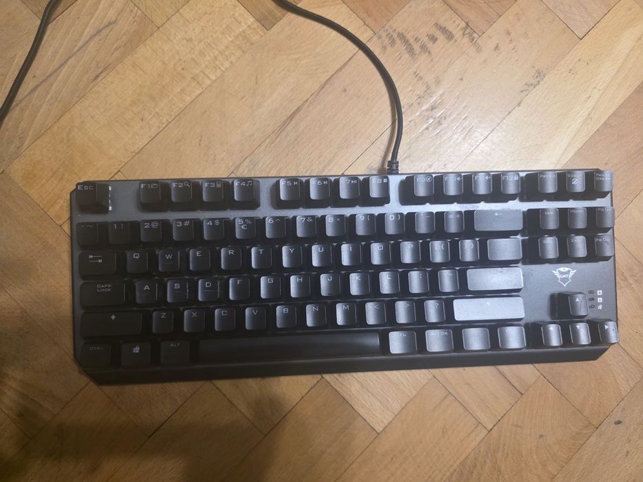 Продавам trust клавистура с червени суичове