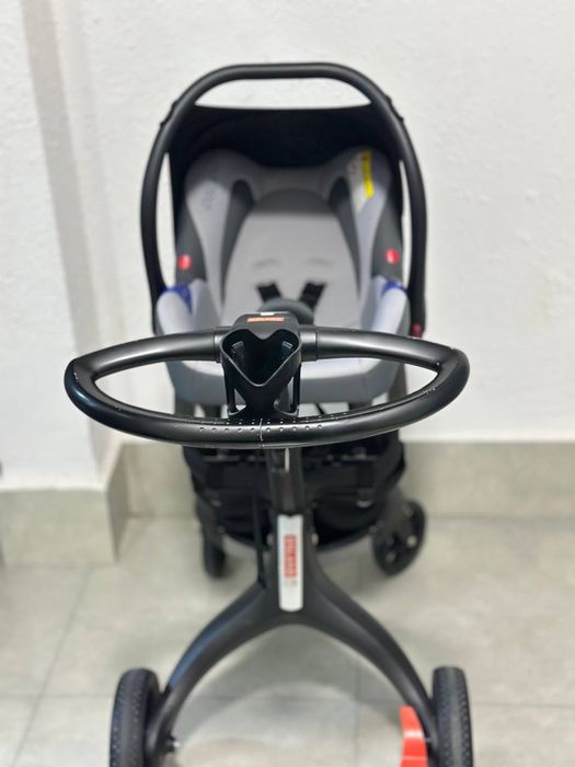 Прадается 3 авто кресла и 2 каляски все в идеальном состояние цена дог