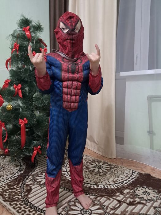 Продам костюм  человека паука