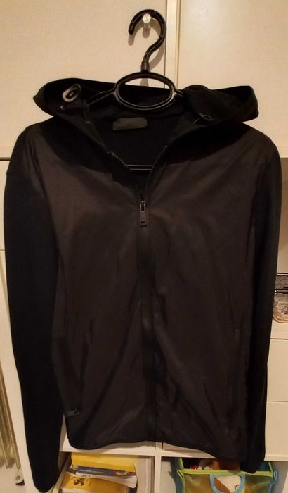 Jacheta sport Prada cu gluga mas S culoare Neagra