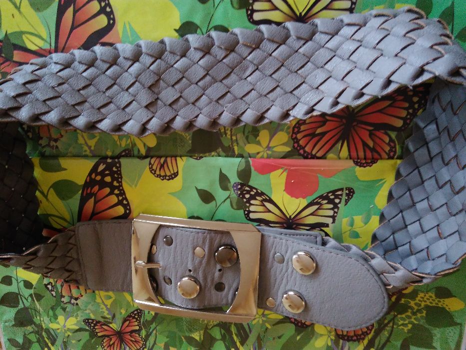 Дамски сив кожен колан с капси и голяма катарама