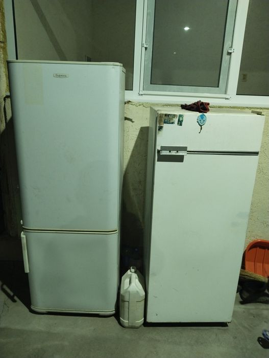 Холодильник 2шт советский рабочий второй требует ремонта