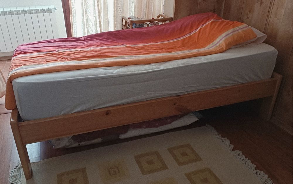Дървено легло с подматрачна рамка