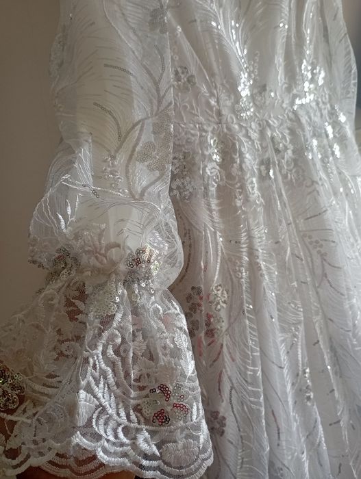 Uzun oq rangli libos