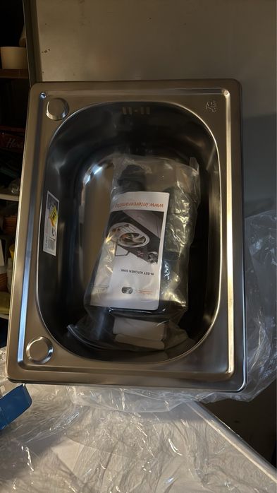 Продавам чисто нова мивка със сифон