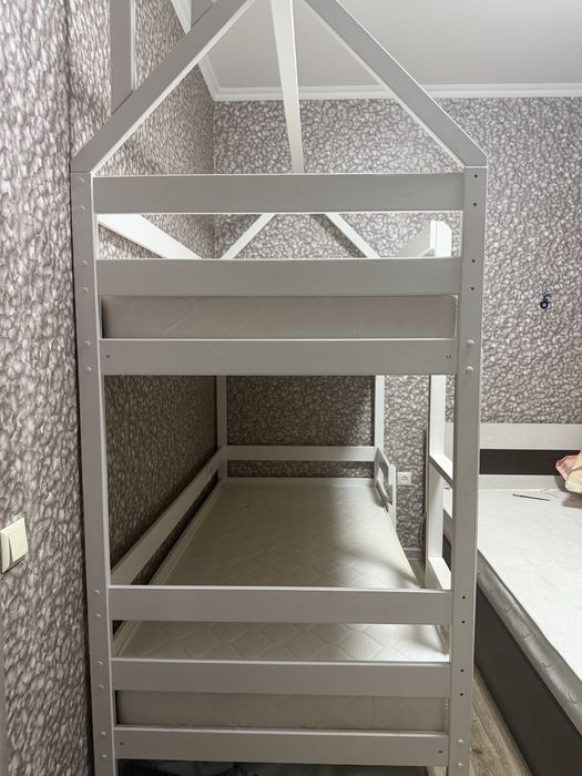 Продам двухъярусную кровать с матрасами.