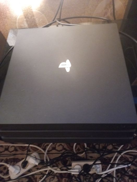 PS4 pro ideal holati djoystik bor o'yinlar yozilgan slim va pro bor.