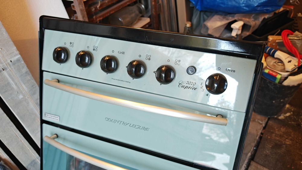 Готварска печка с котлони за каравана Country leisure - caprice 2020