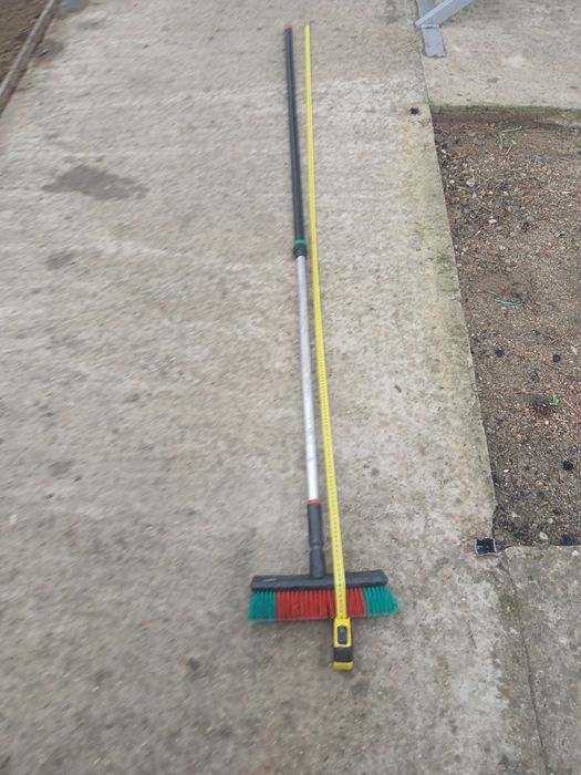 Vând perie  auto telescopica .