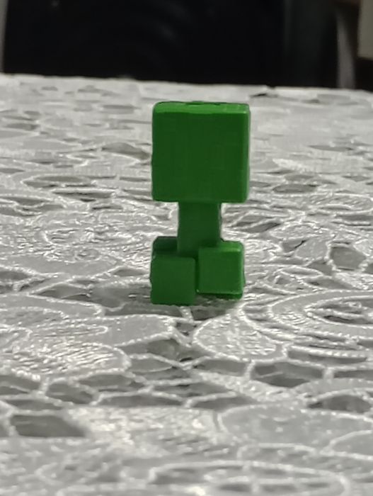 Set figurine Kinder Joy Minecraft Alex shulker și creper