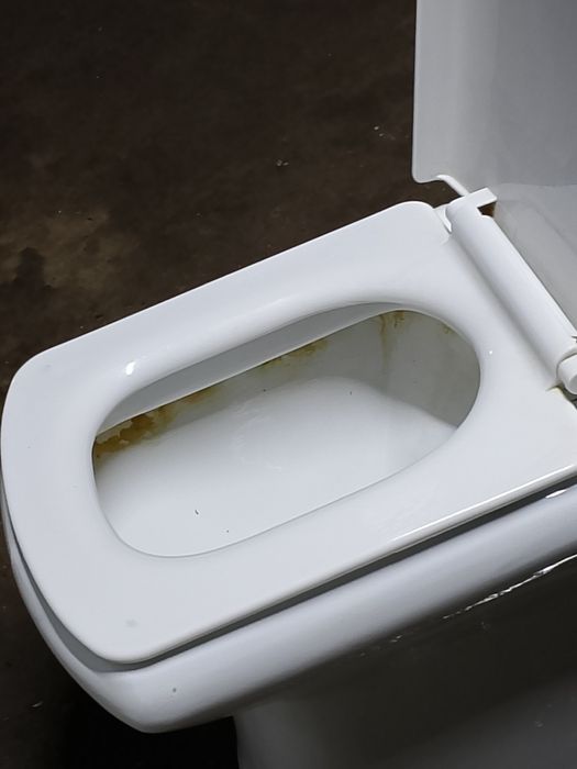 Раковина с тумбой и унитаз.