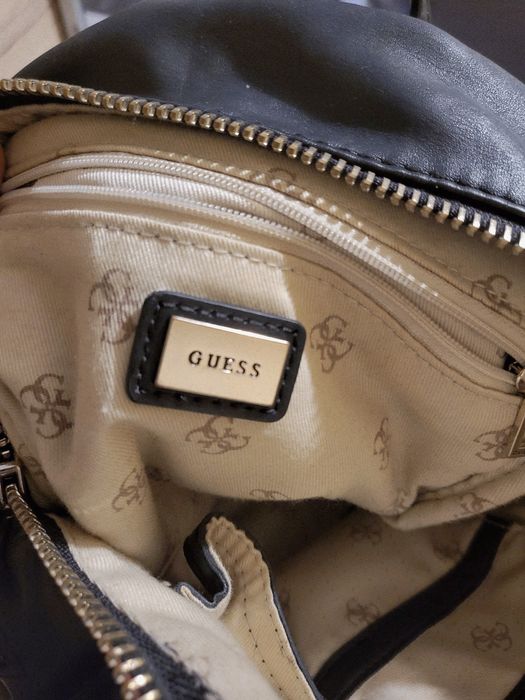 Оригинална раничка на Guess