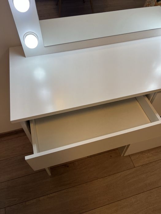 Masa de machiaj cu LED-uri