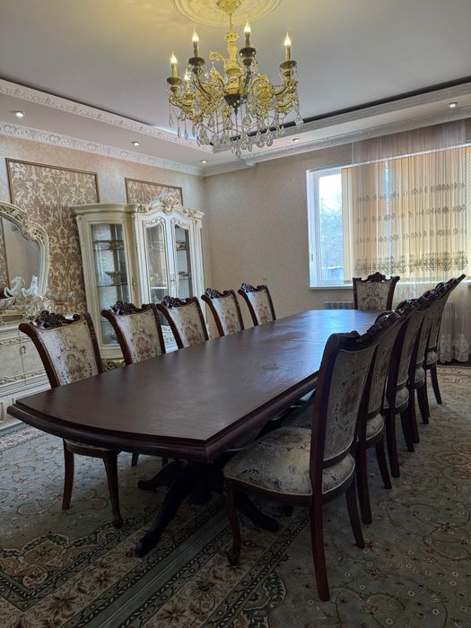 Стол и стуля для гостиной