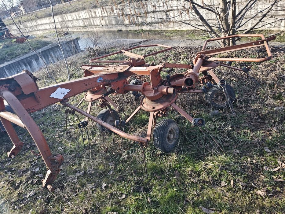 Grebla kuhn de împrăștiat, răsfirat fan, răvășit ; împrăștietoare