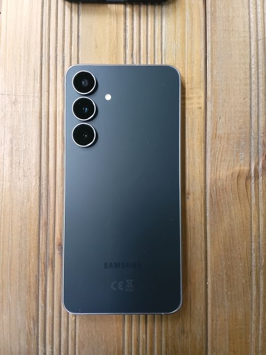 Samsung S25 FE, Гаранция, подаръци