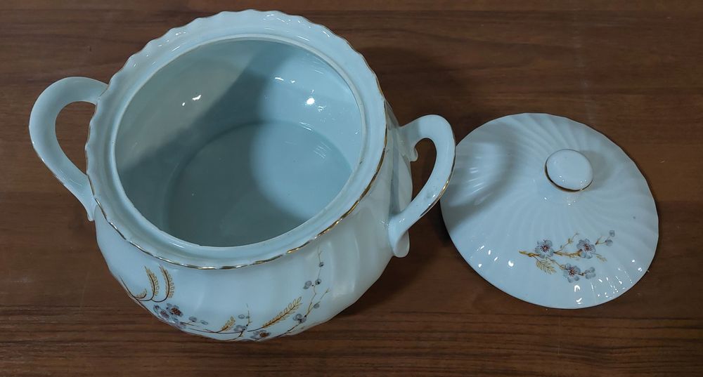 Продавам порцеланов български супник