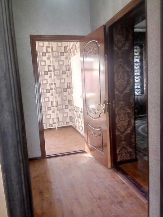 Когон шахар кальцони олдида 1 хоналик Уй янги домдан ижарага берилади.