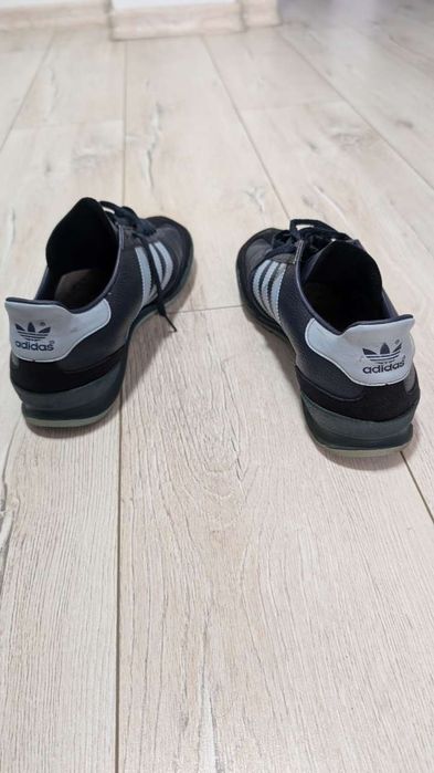 Adidasi             .