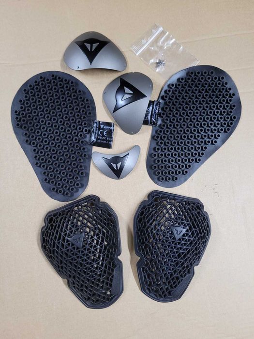 Протектори и слайдери на Dainese